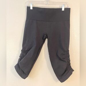 Lululemon women’s medium dark gray ruched stretchy leg capri pants leggings